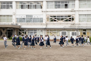 校舎から避難。