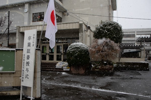 まさかの雪。